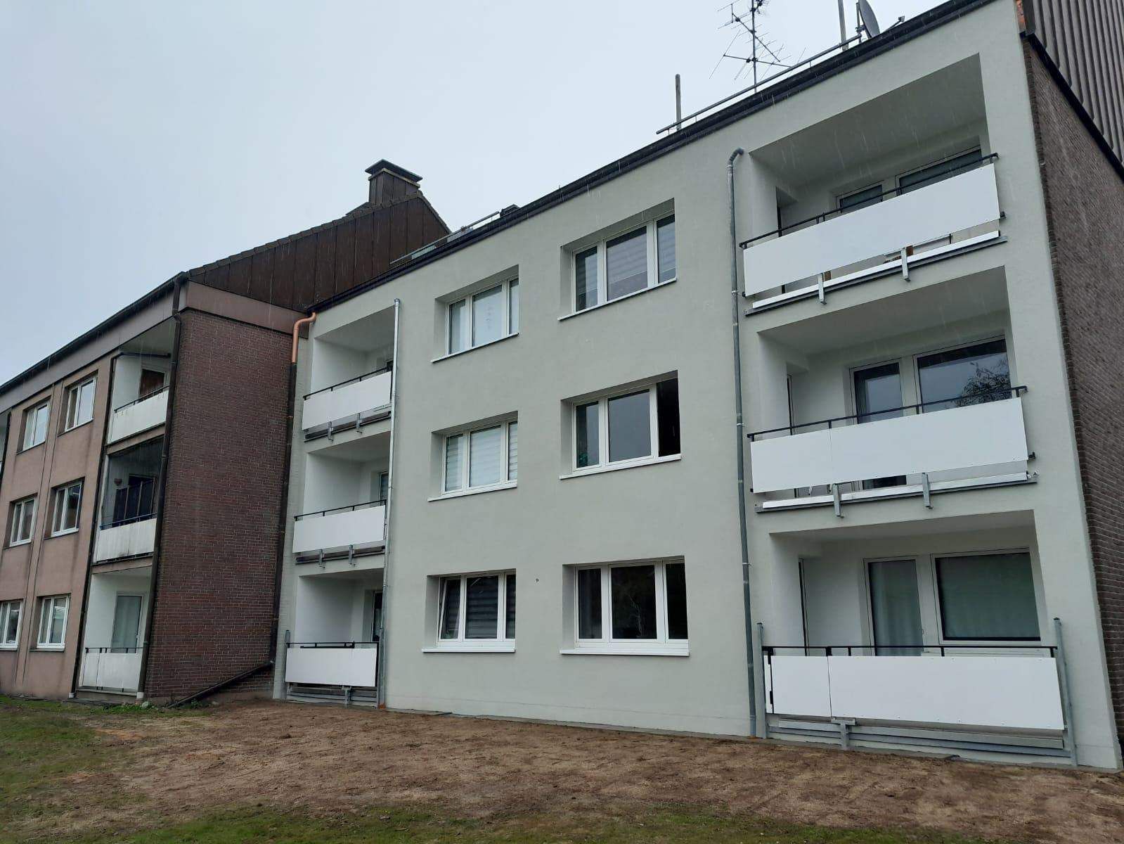 Mehrfamilienhaus mit neu verputzter Fassade